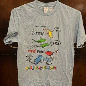 Dr Seuss 1 Fish 2 Fish t shirt. Size Small